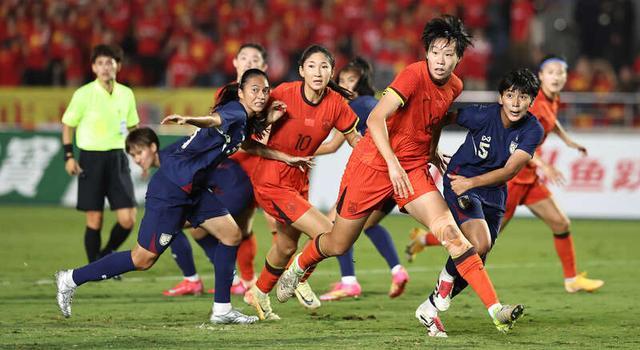 国际女足赛场惊险刺激，团队配合默契连战连胜的简单介绍